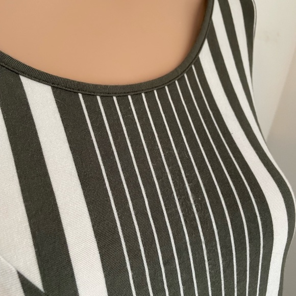 20-24” PTP 🌺 L XL White grey/olive striped summer tunic asymmetric - Picture 5 of 7